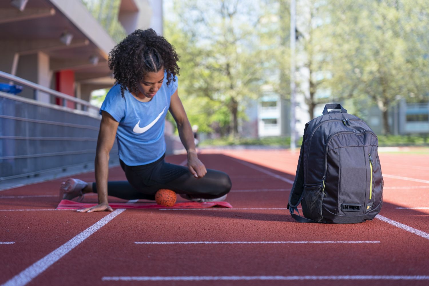 Darf Man Einen Rucksack Mit Ins Stadion Nehmen Unterwegs mit dem Dyson Rucksack: Schweizer Rekordhalterin Mujinga